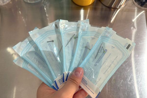 trang sức xỏ khuyên vô khuẩn giúp xỏ khuyên mùa hè không bị viêm