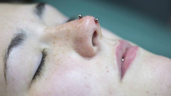 Xỏ khuyên mũi tê giác