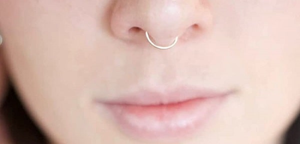 xỏ khuyên mũi là gì