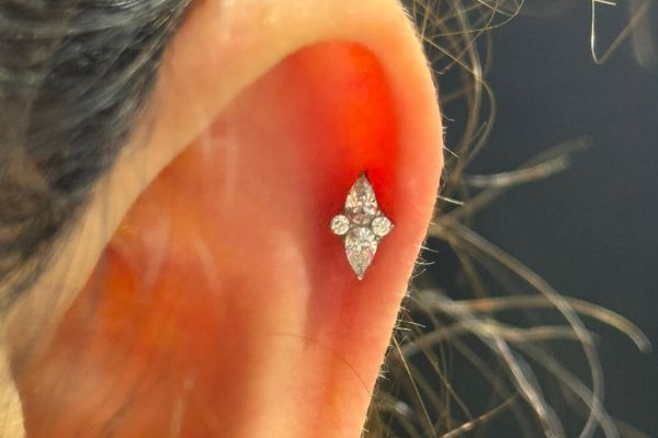 Xỏ khuyên nẹp bump luôn được không?