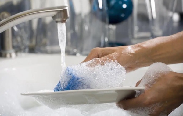 Xỏ khuyên ngón tay có rửa chén được không