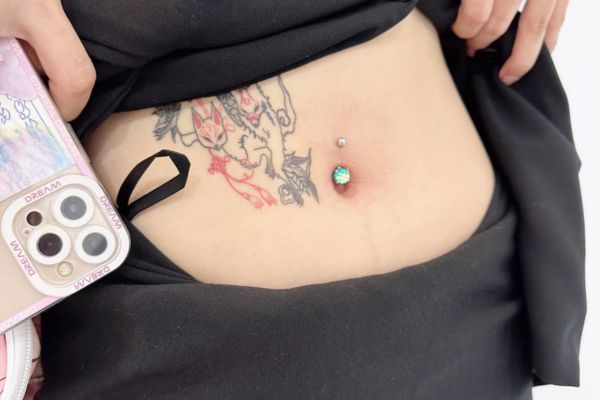 Xỏ khuyên rốn bị ngứa: Nguyên nhân & biện pháp xử lí