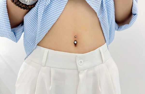 Xỏ khuyên rốn có được tắm không?