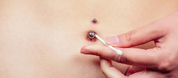 Xỏ khuyên rốn nên kiêng ăn bao lâu