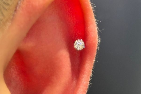 ảnh xỏ khuyên sụn tai