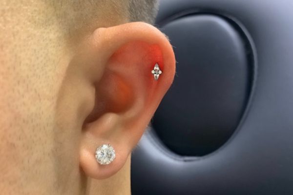 ảnh xỏ khuyên sụn tai