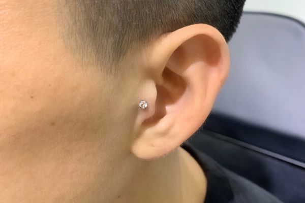 ảnh xỏ khuyên sụn tai