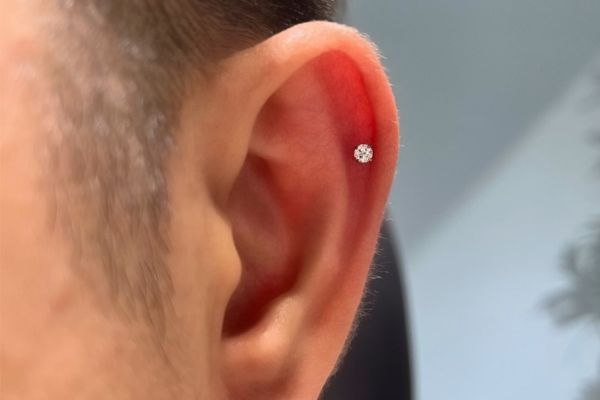 ảnh xỏ khuyên sụn tai