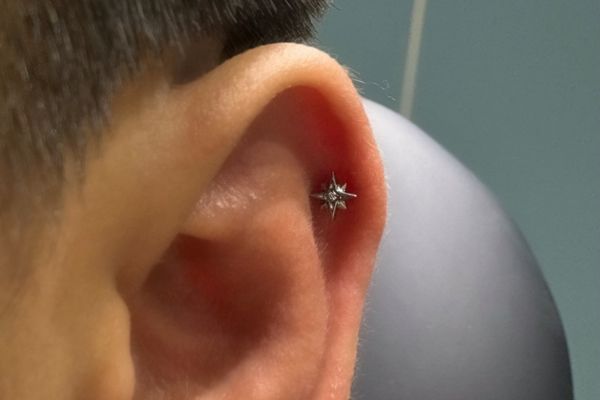 ảnh xỏ khuyên sụn tai