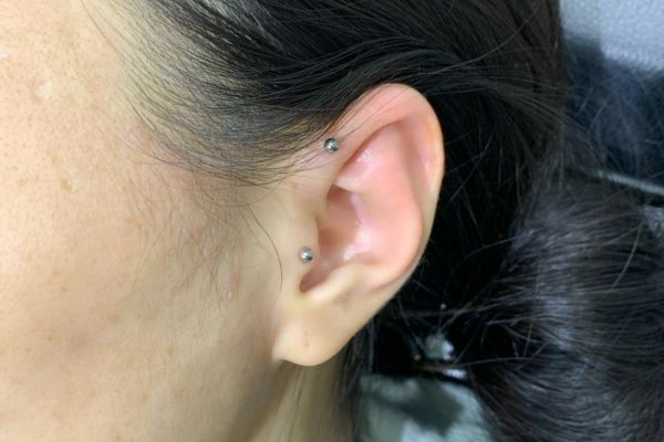 ảnh xỏ khuyên sụn tai