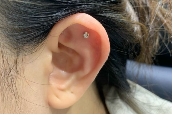 ảnh xỏ khuyên sụn tai