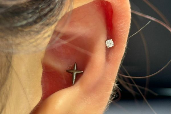 ảnh xỏ khuyên sụn tai