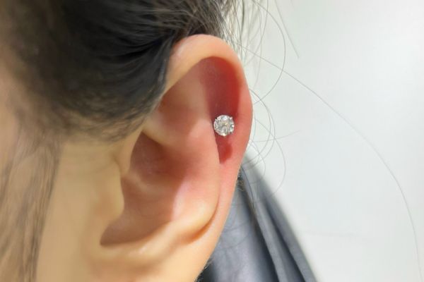 ảnh xỏ khuyên sụn tai