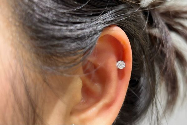 ảnh xỏ khuyên sụn tai