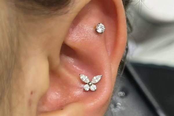 ảnh xỏ khuyên sụn tai