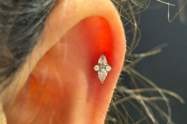 ảnh xỏ khuyên sụn tai