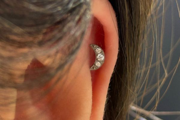 ảnh xỏ khuyên sụn tai