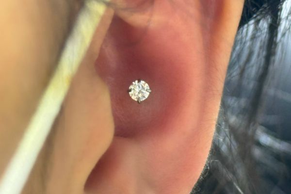 ảnh xỏ khuyên sụn tai