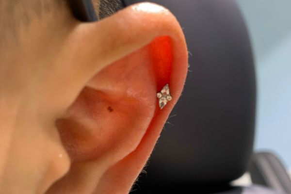 ảnh xỏ khuyên sụn tai