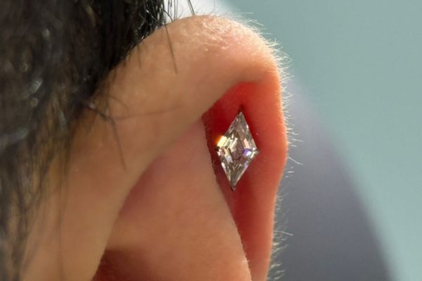 ảnh xỏ khuyên sụn tai