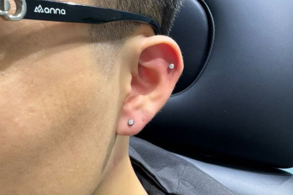 ảnh xỏ khuyên sụn tai