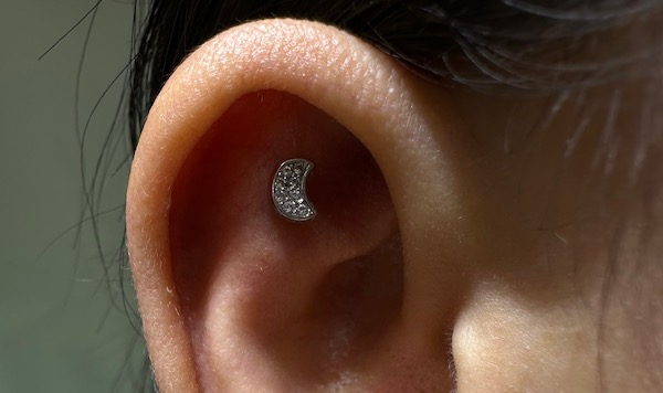 Xỏ khuyên sụn tai cho nữ