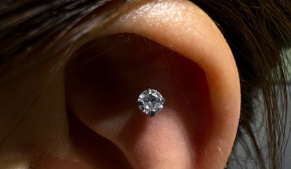 Xỏ khuyên sụn tai cho nữ