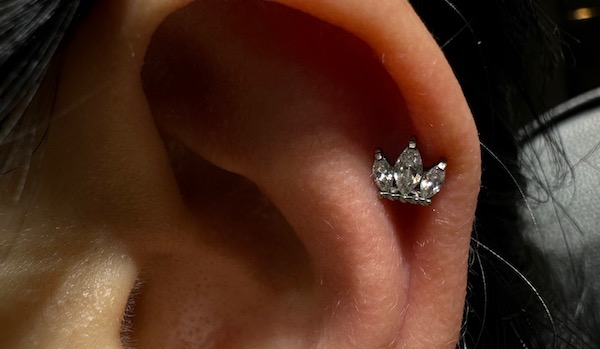 Xỏ khuyên sụn tai cho nữ