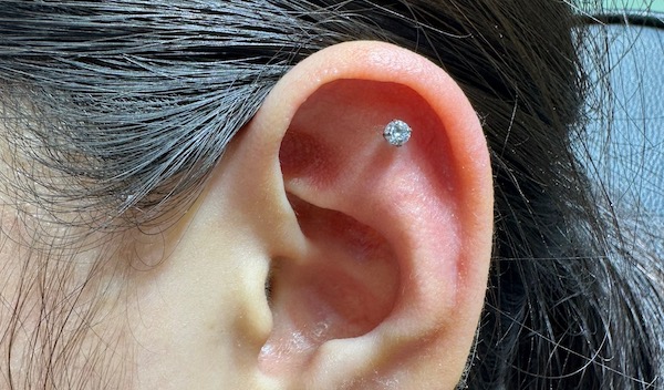 Xỏ khuyên sụn tai cho nữ