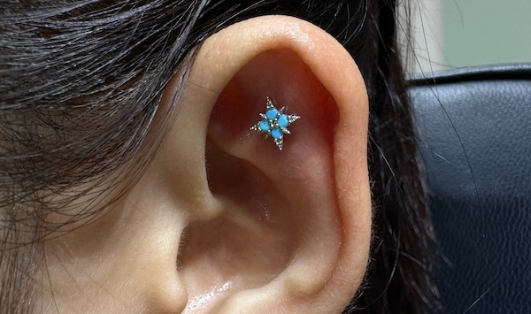 Xỏ khuyên sụn tai cho nữ