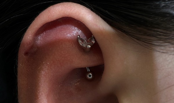 Xỏ khuyên sụn tai cho nữ