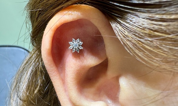 Xỏ khuyên sụn tai cho nữ