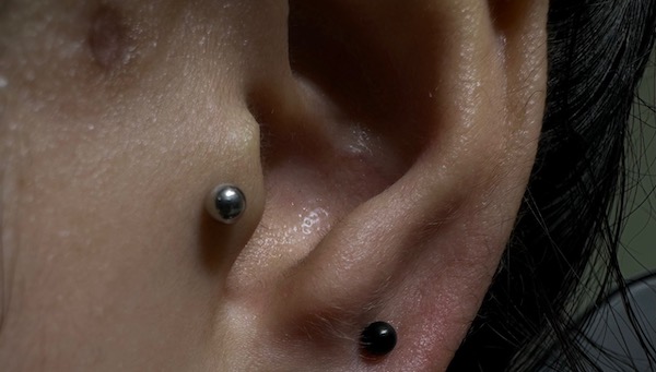 Xỏ khuyên sụn tai cho nữ