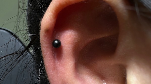 Xỏ khuyên sụn tai cho nữ