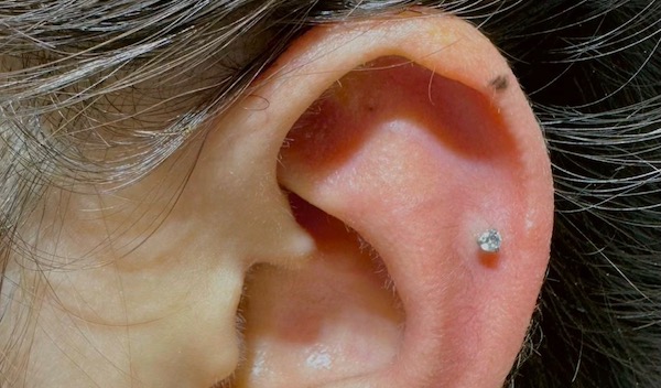 Xỏ khuyên sụn tai cho nữ