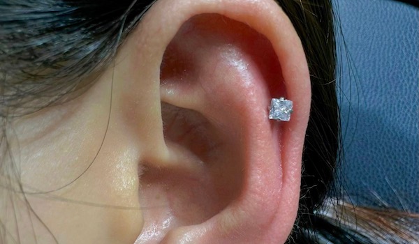 Xỏ khuyên sụn tai cho nữ