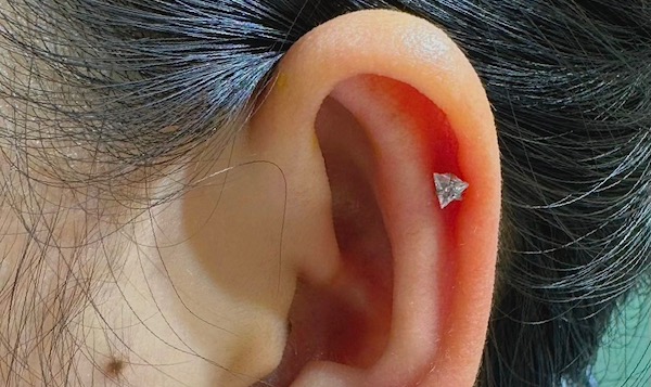 Xỏ khuyên sụn tai cho nữ