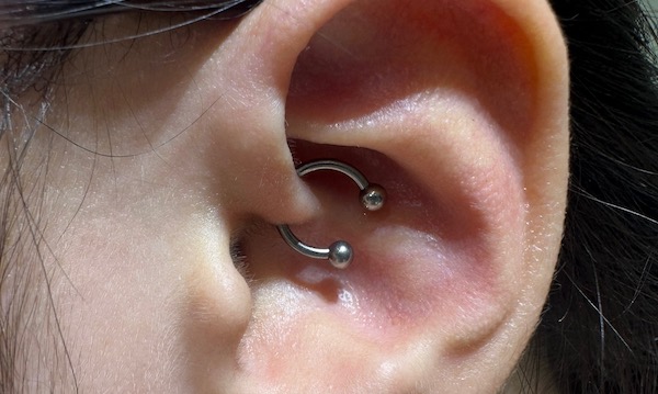 Xỏ khuyên sụn tai cho nữ