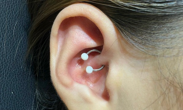 Xỏ khuyên sụn tai cho nữ