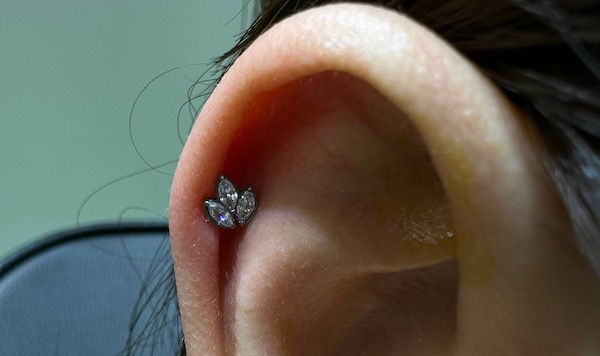 Xỏ khuyên sụn tai cho nữ