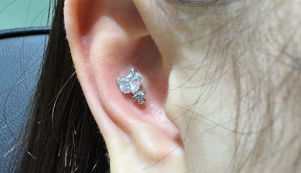 Xỏ khuyên sụn tai cho nữ