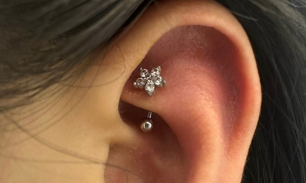 Xỏ khuyên sụn tai cho nữ