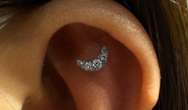 Xỏ khuyên sụn tai cho nữ