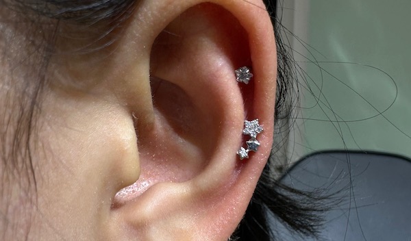 Xỏ khuyên sụn tai cho nữ