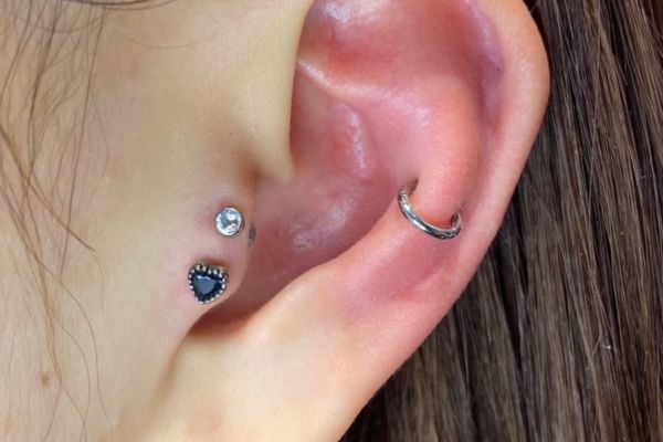 Xỏ khuyên sụn tai nên thực hiện tối đa bao nhiêu lỗ?