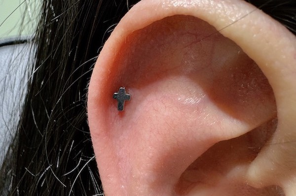 Nữ xỏ khuyên tai