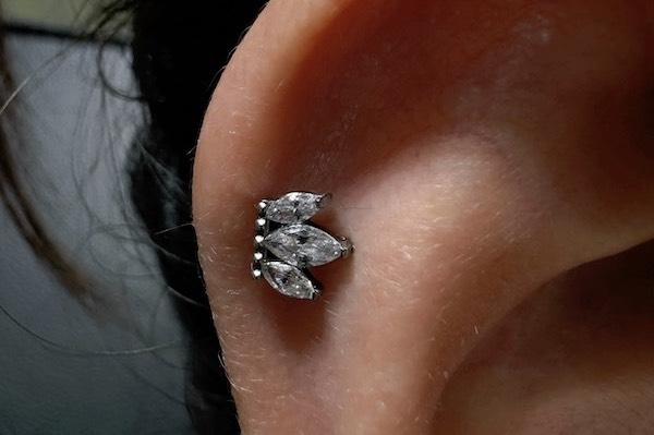 Nữ xỏ khuyên tai