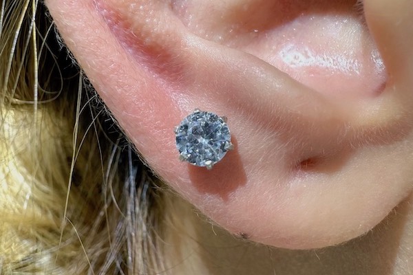 Nữ xỏ khuyên tai