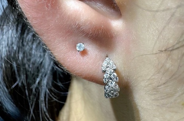 Nữ xỏ khuyên tai