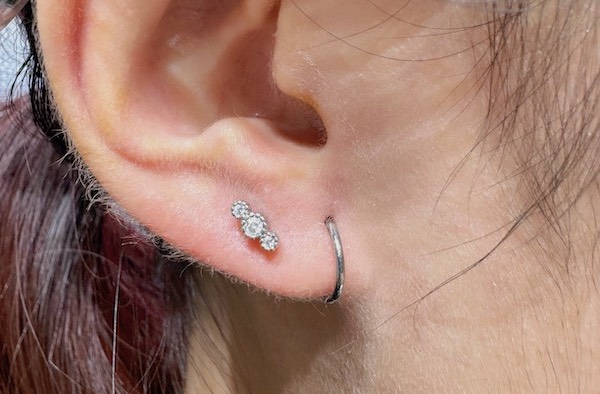 Nữ xỏ khuyên tai